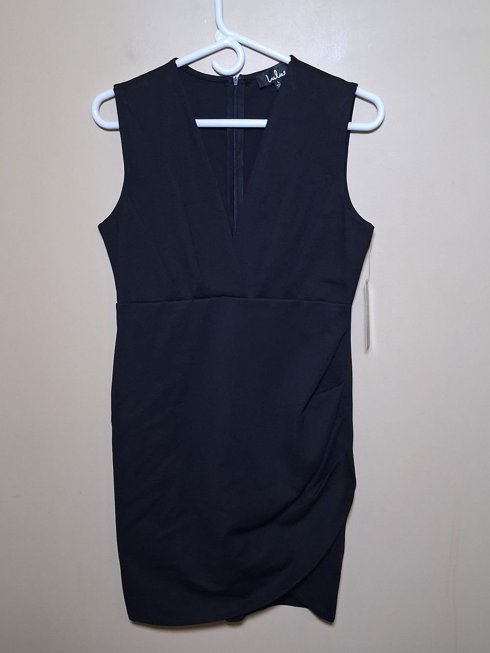 Lulu's Women’s NWT Black V-neck Mini Dress; Sz. L